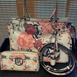 Guess Gray Floral Satchel/shoulder bag & zip around wristlet/wallet, Preowned.